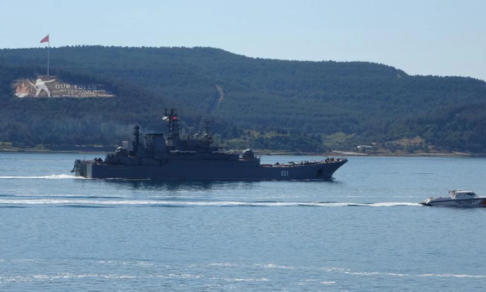 “Χαιρετίσματα” στους Τούρκους: Σουλάτσο από ρωσικό πολεμικό πλοίο στα Δαρδανέλια